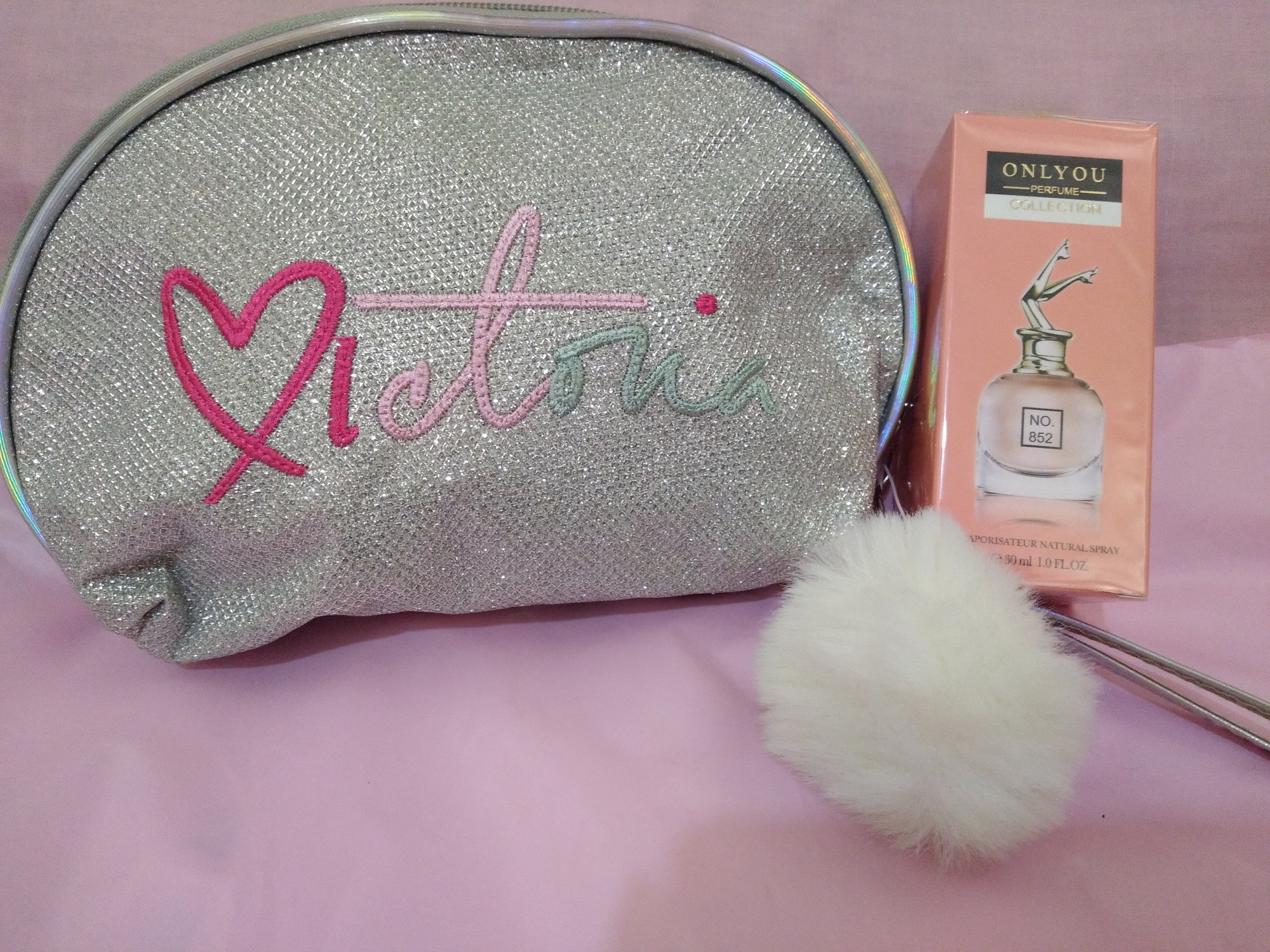 Neceser plateado con pompón