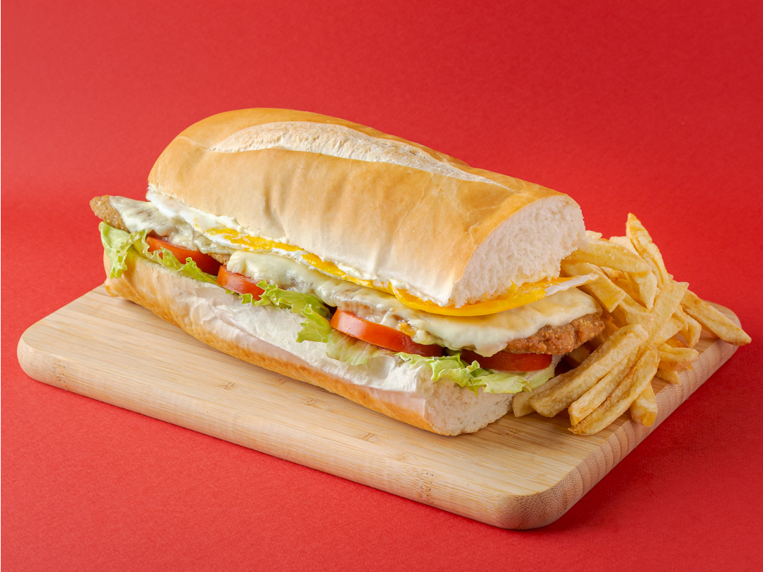 Sandwich de milanesa completo con papas fritas