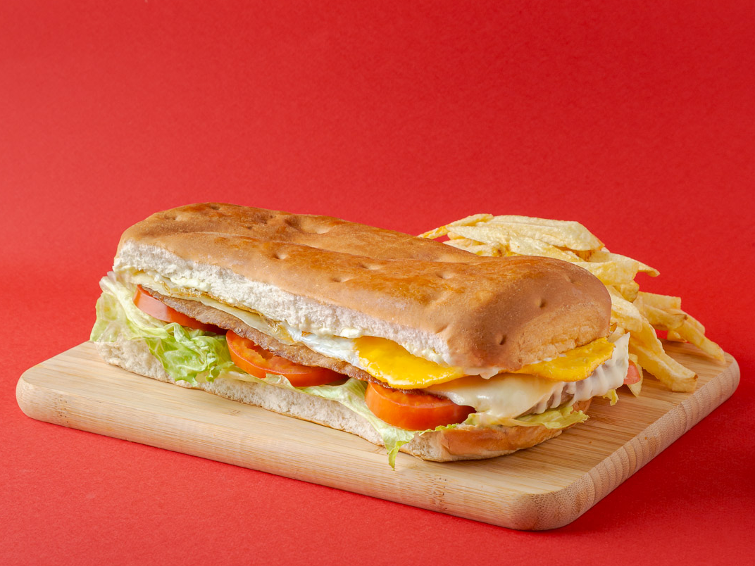Lomito completo de carne con papas fritas