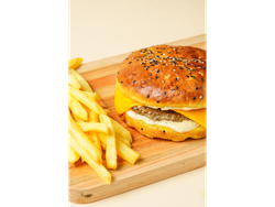 Hamburguesa grande con queso + Papas Fritas