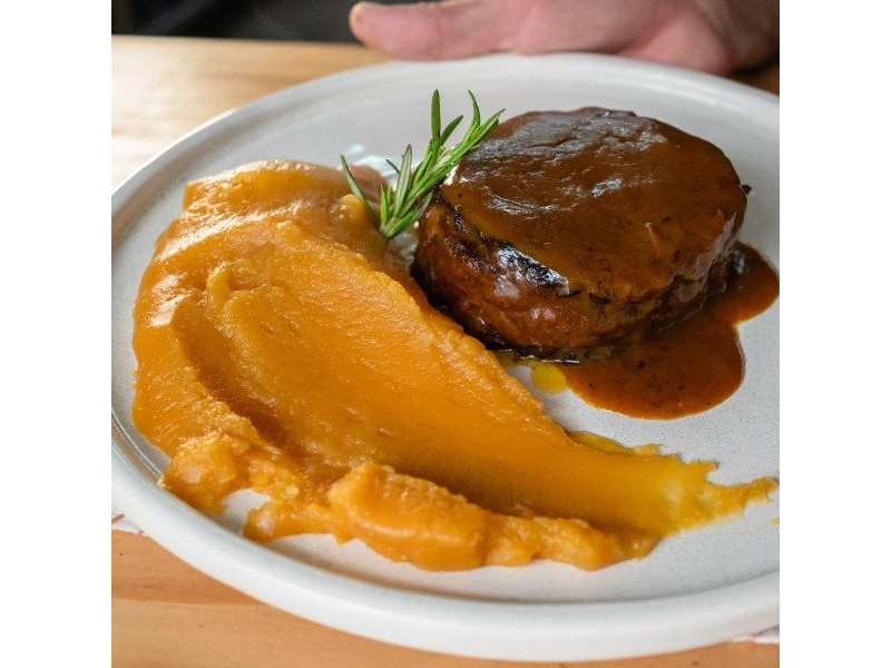 Bondiola con puré cremoso de batata ahumado