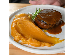 Bondiola con puré cremoso de batata ahumado