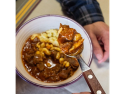 GOULASH CON SPAETZLE