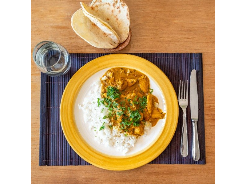 Butter chicken con arroz basmati y naan bread