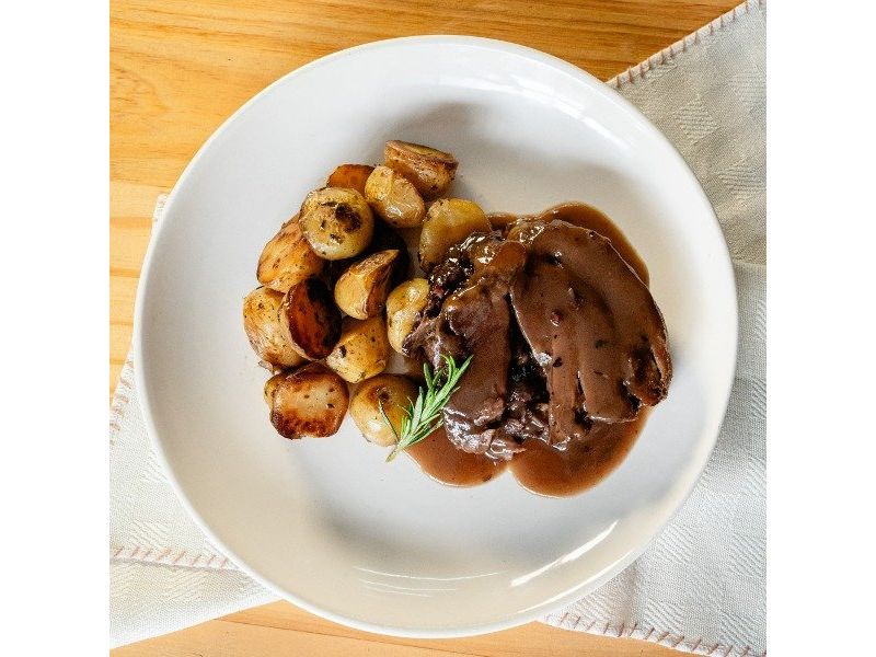 Ternera al malbec con papines y manteca de hierbas
