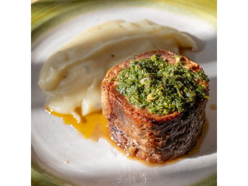 Cordero con puré de papa, ajos asados y romero