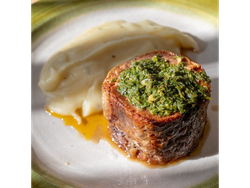 Cordero con puré de papa, ajos asados y romero