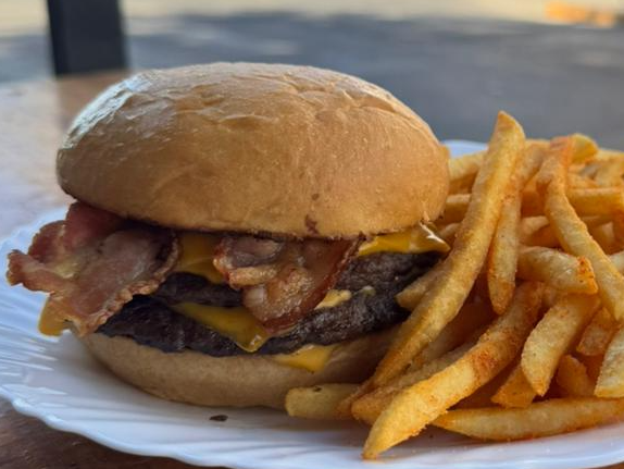 CHEESE BACON + PAPAS FRITAS