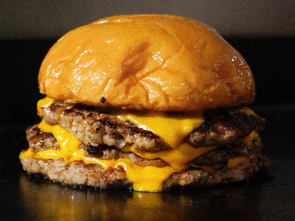 CHEESE BURGER DOBLE + NUGGETS  + PAPAS FRITAS + BEBIDA