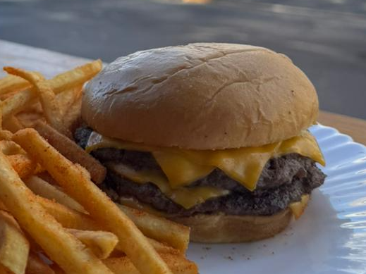 CHEESE BURGER  + PAPAS FRITAS