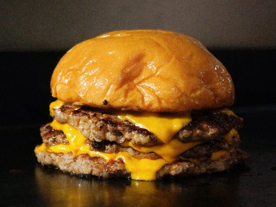 CHEESE BURGER  + PAPAS FRITAS