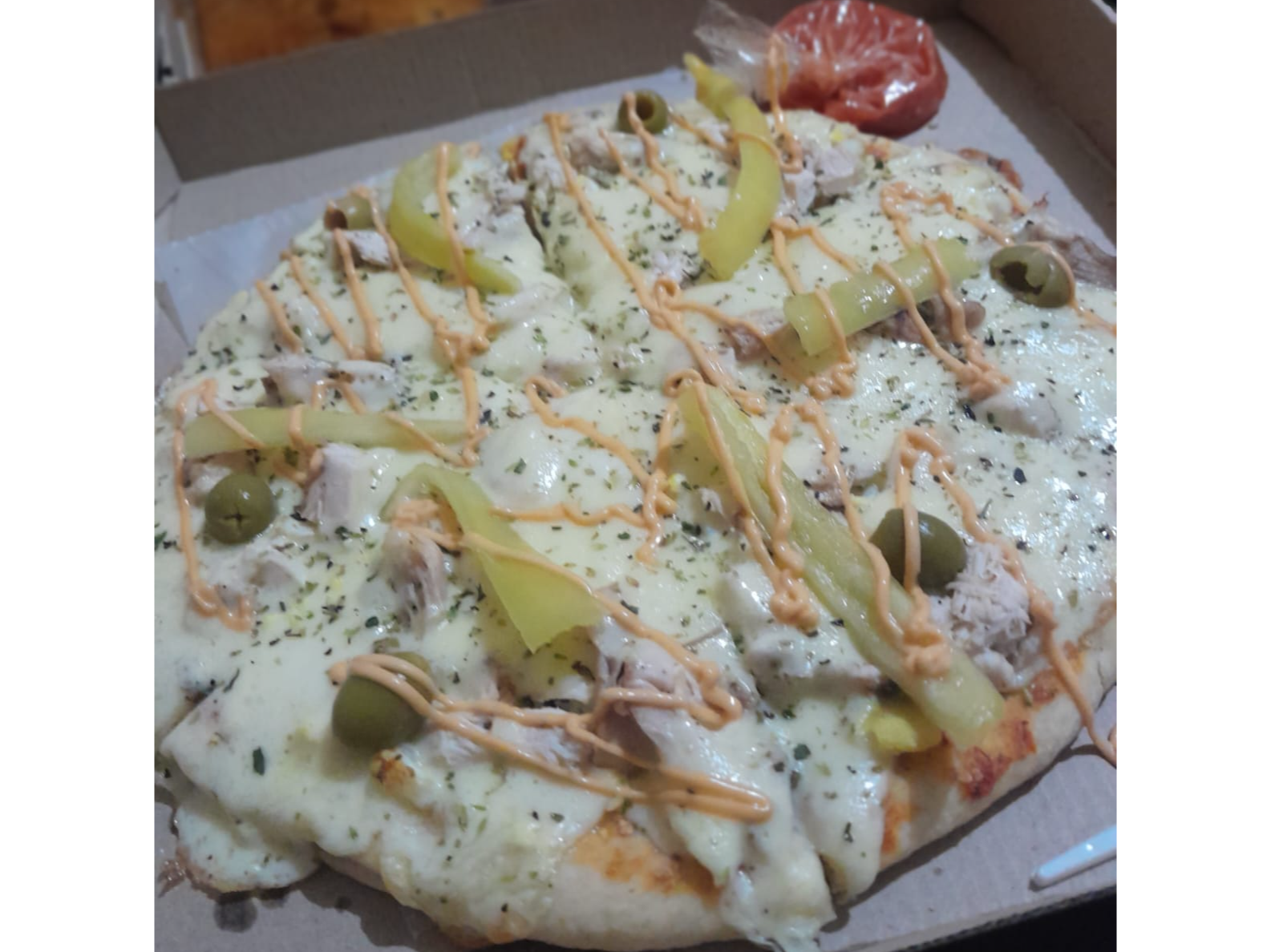 Pizza de pollo, huevo y salsa golf
