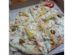Pizza de pollo, huevo y salsa golf