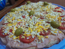 Pizza Jamon tomate y huevo