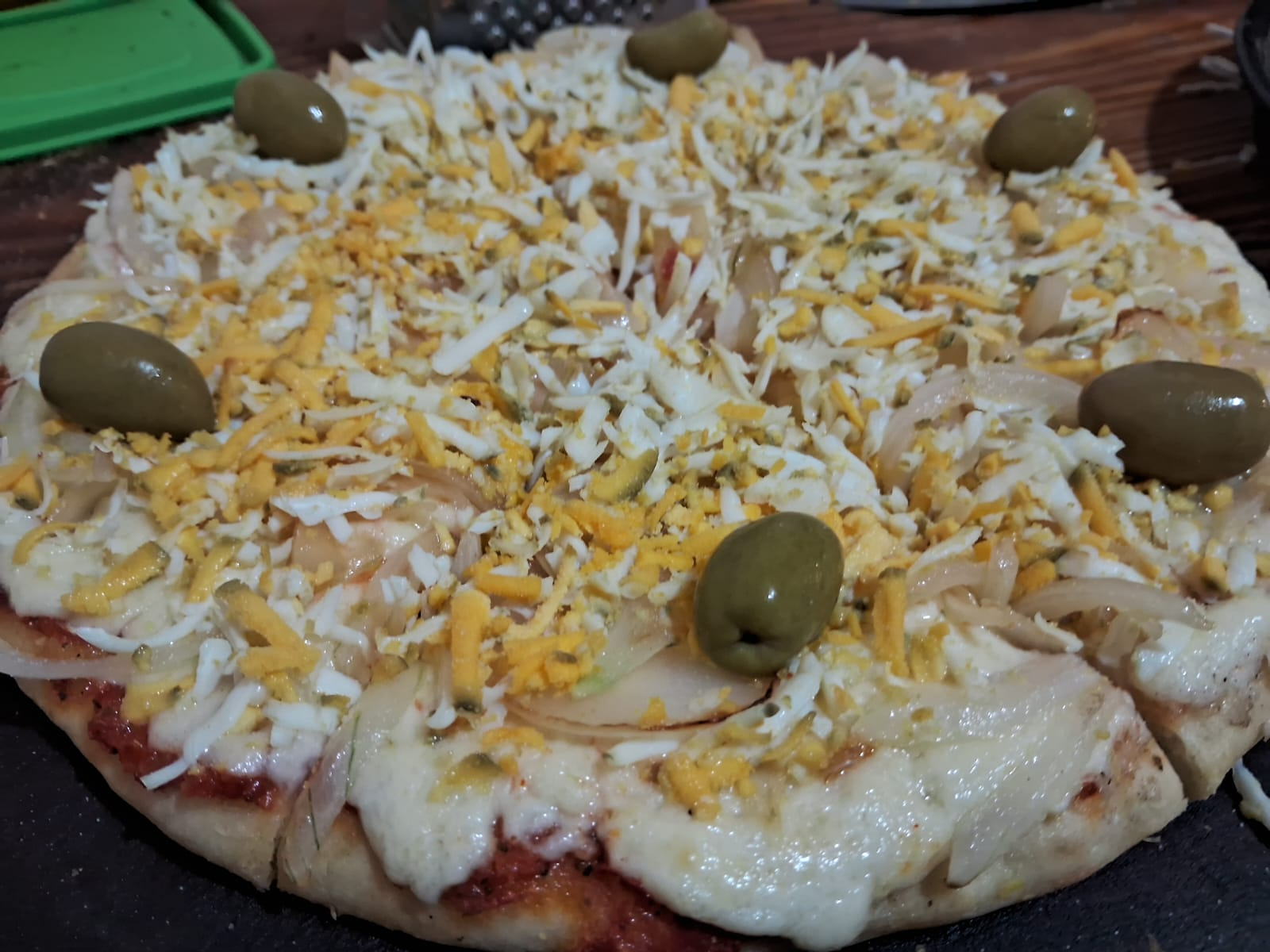 Pizza fugazzeta y huevo