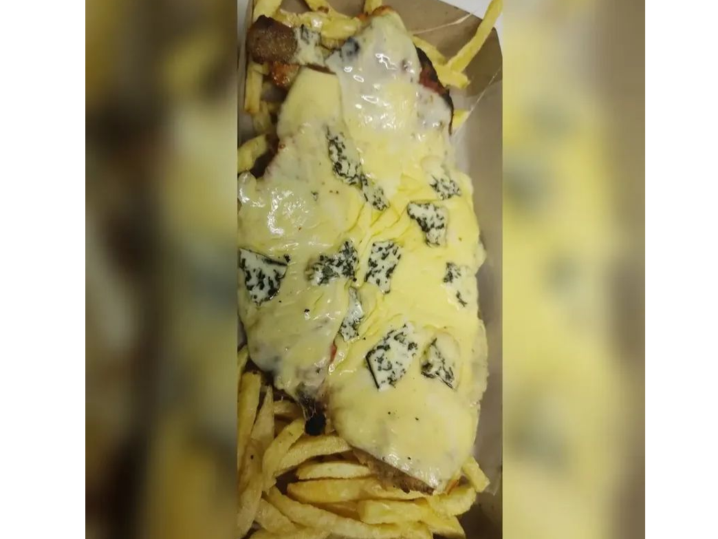 cuatro quesos con papas fritas