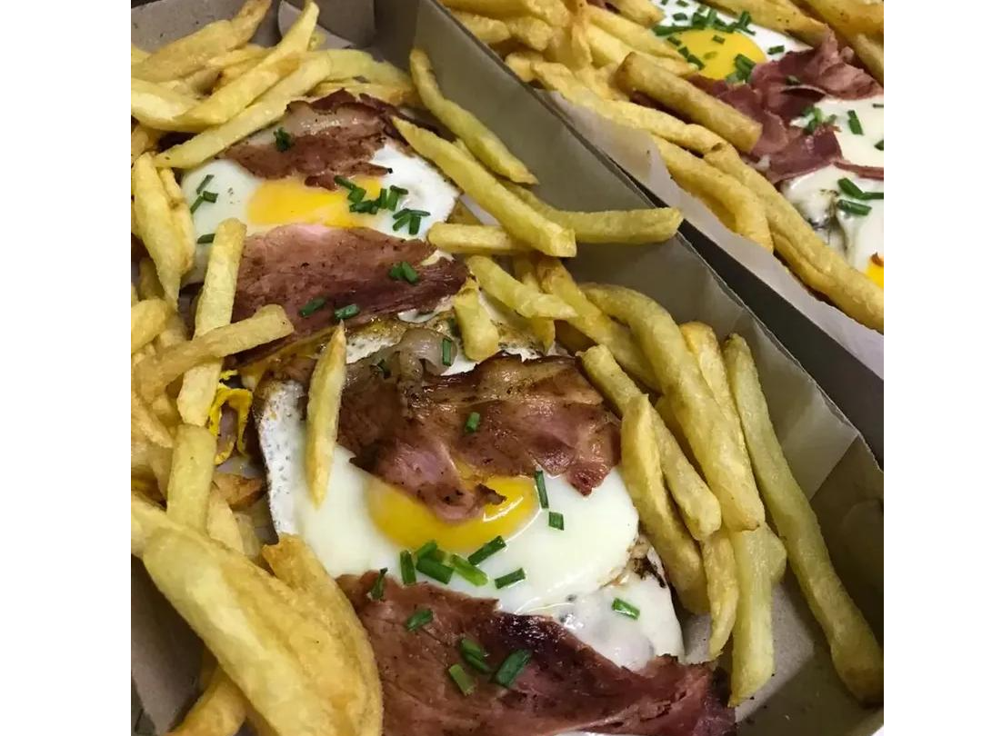bacon y huevo con papas fritas