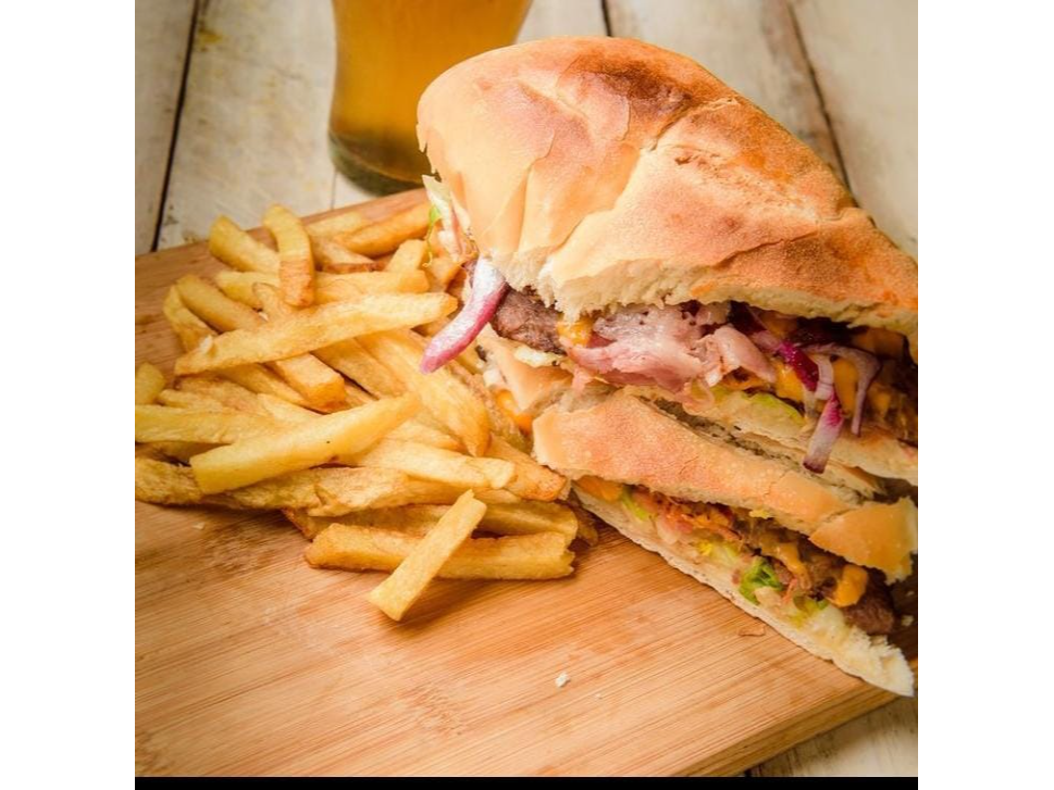 2 SANDWICHES DE MILANESA XXL de ROMA resto-bar