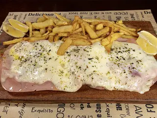 MILANESA NAPOLITANA CON PAPAS