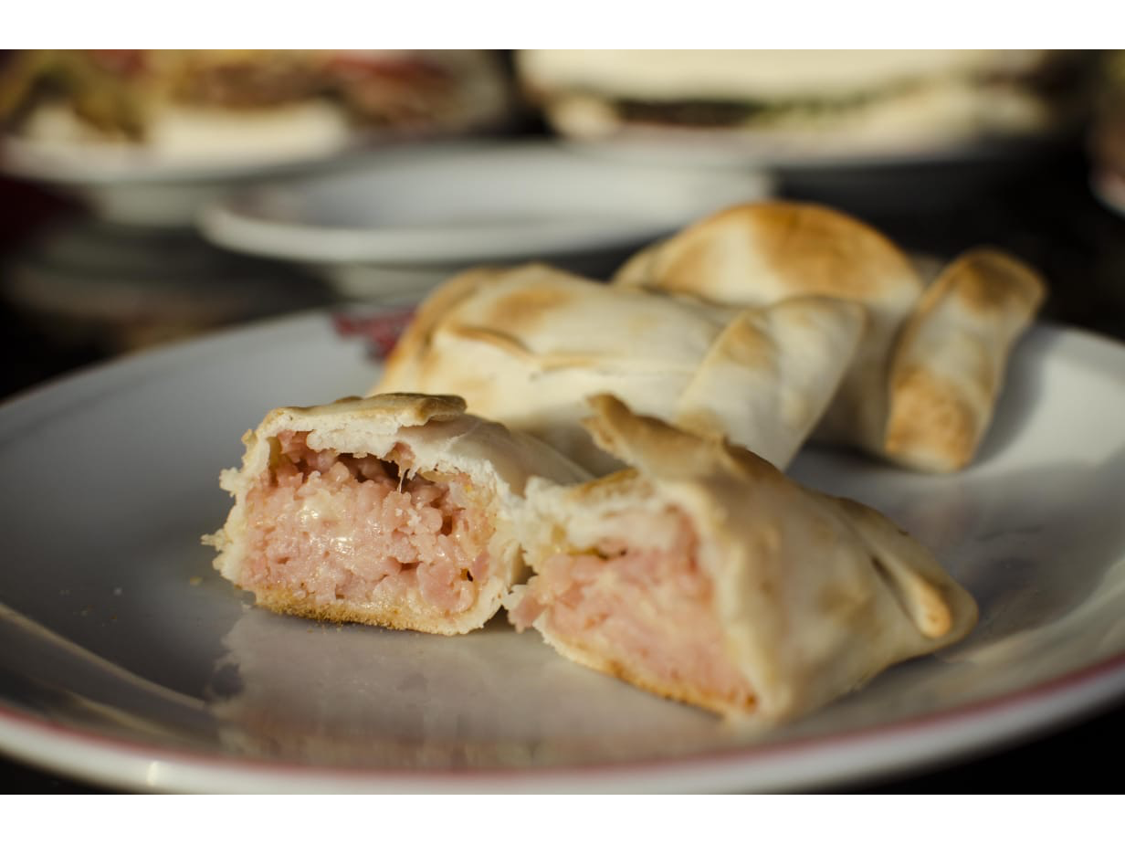 Empanada jamon y queso de Lomitos 348 Manantiales