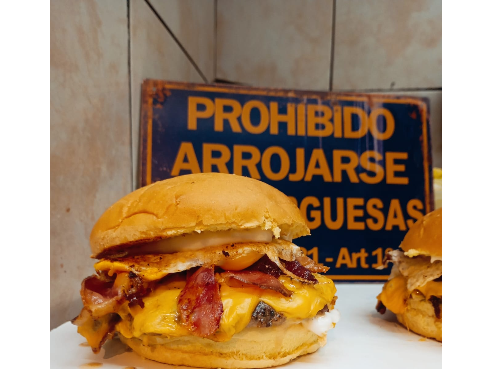 2 Burger junior Cheddar  + fritas mc cain
