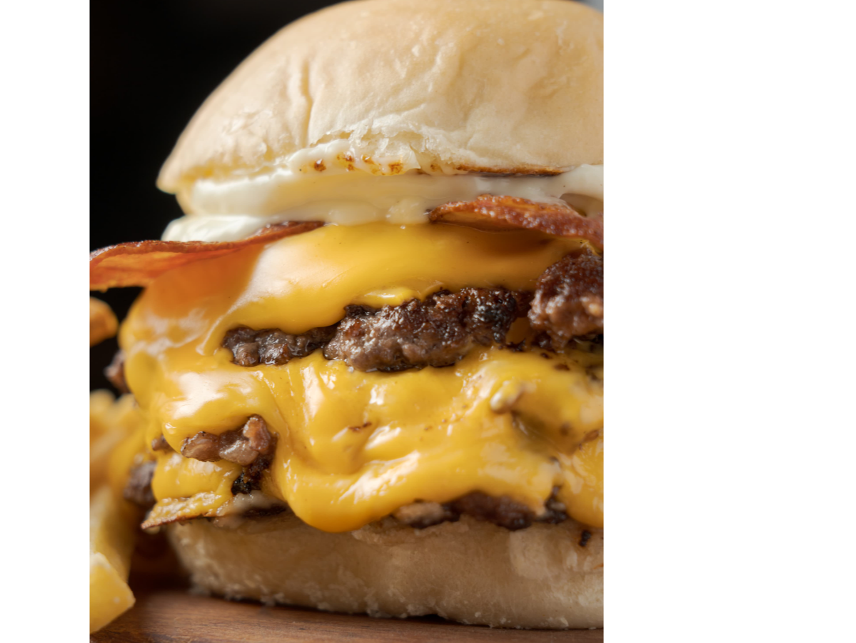 2 HAMBURGUESAS DE LA CASA CON PAPAS