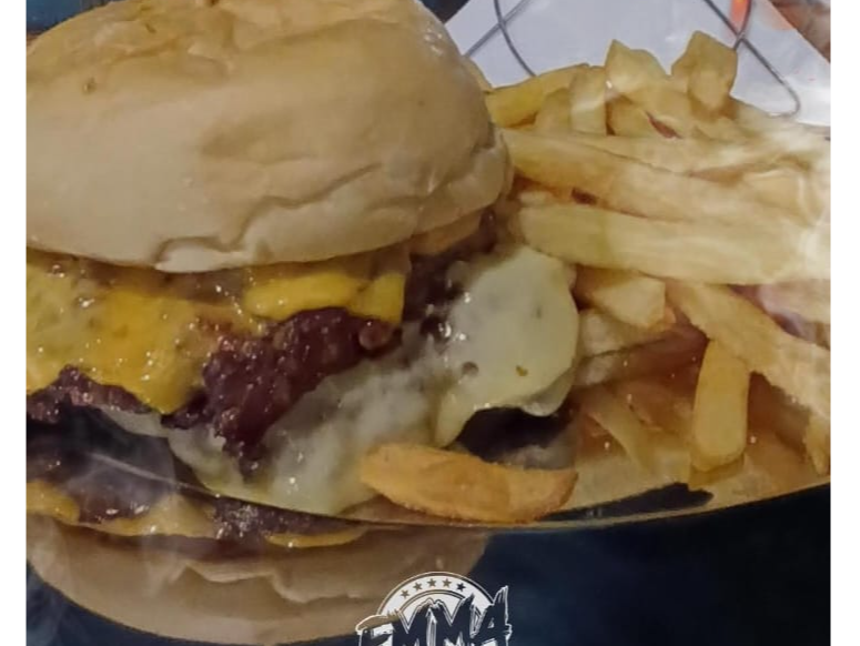 2 HAMBURGUESA CHEESE EMMA CON PAPAS