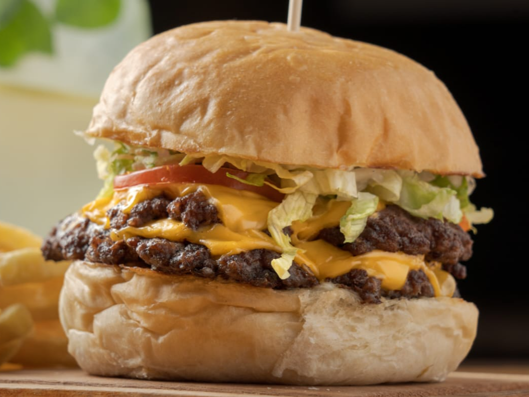 2 HAMBURGUESAS CLASICAS  CON PAPAS (Copia)