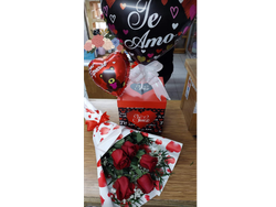 Desayuno tradicional con ramo 5 rosas