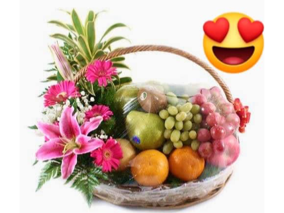 Cesta de fruta decorada con flores
