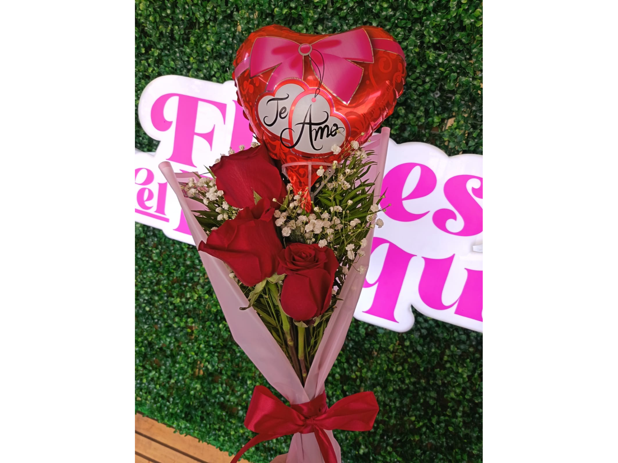 Trípode flores con nubesitas y globo pequeño