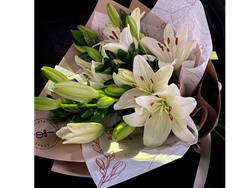 Ramo de lilium y follaje