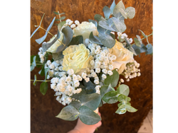 Rosas + eucaliptos+ ghypsufilia