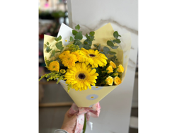 Inicio de primavera (GERBERAS , crisantemos y mini rosa )