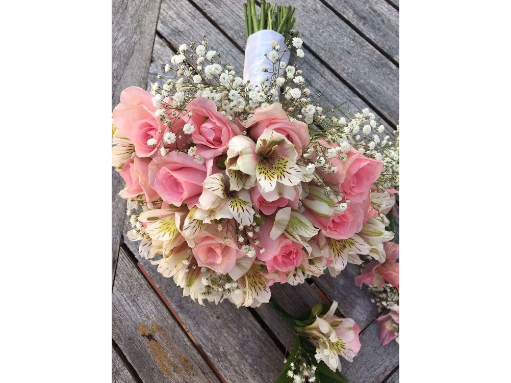 Rosas y astromelias pastel