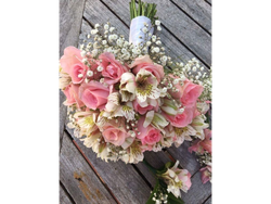 Rosas y astromelias pastel