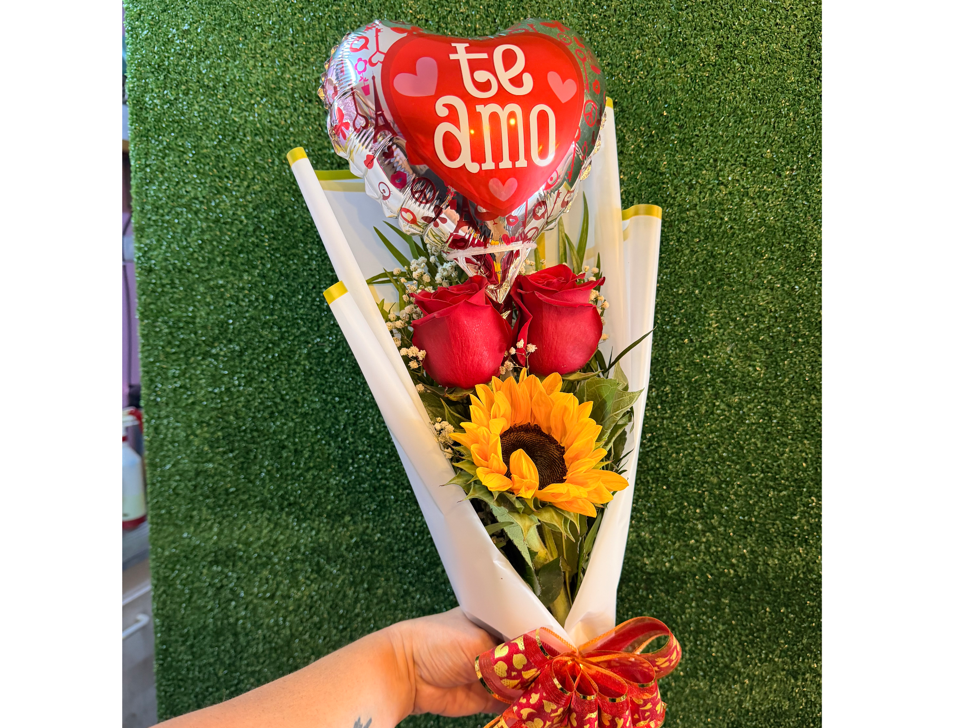 Trío de flores más globo