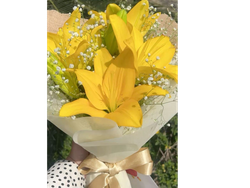 Ramo de lilium y nubesitas
