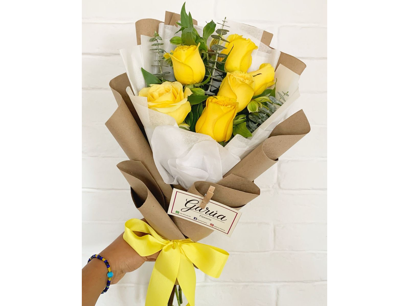 6 rosas con eucalipto