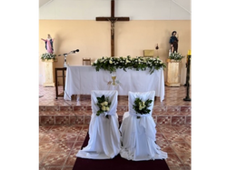 ALTAR Y SILLAS DE NOVIOS