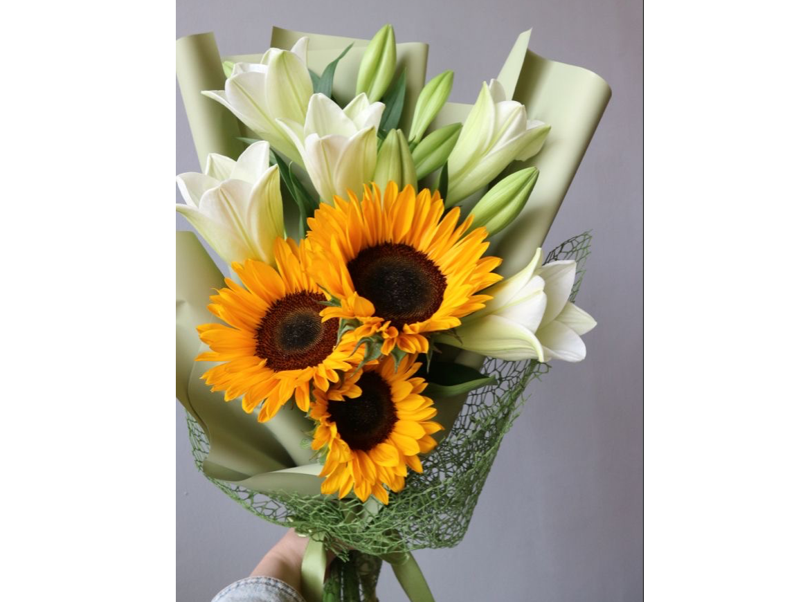 Lilium blanco y girasoles 🌻