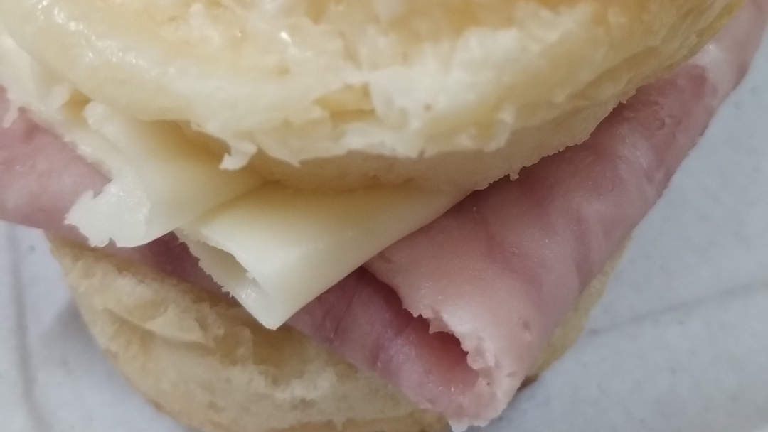 Sandwich de miga/ Chips/ Medialunas rellenas/ Pebetes/ Lomiteros