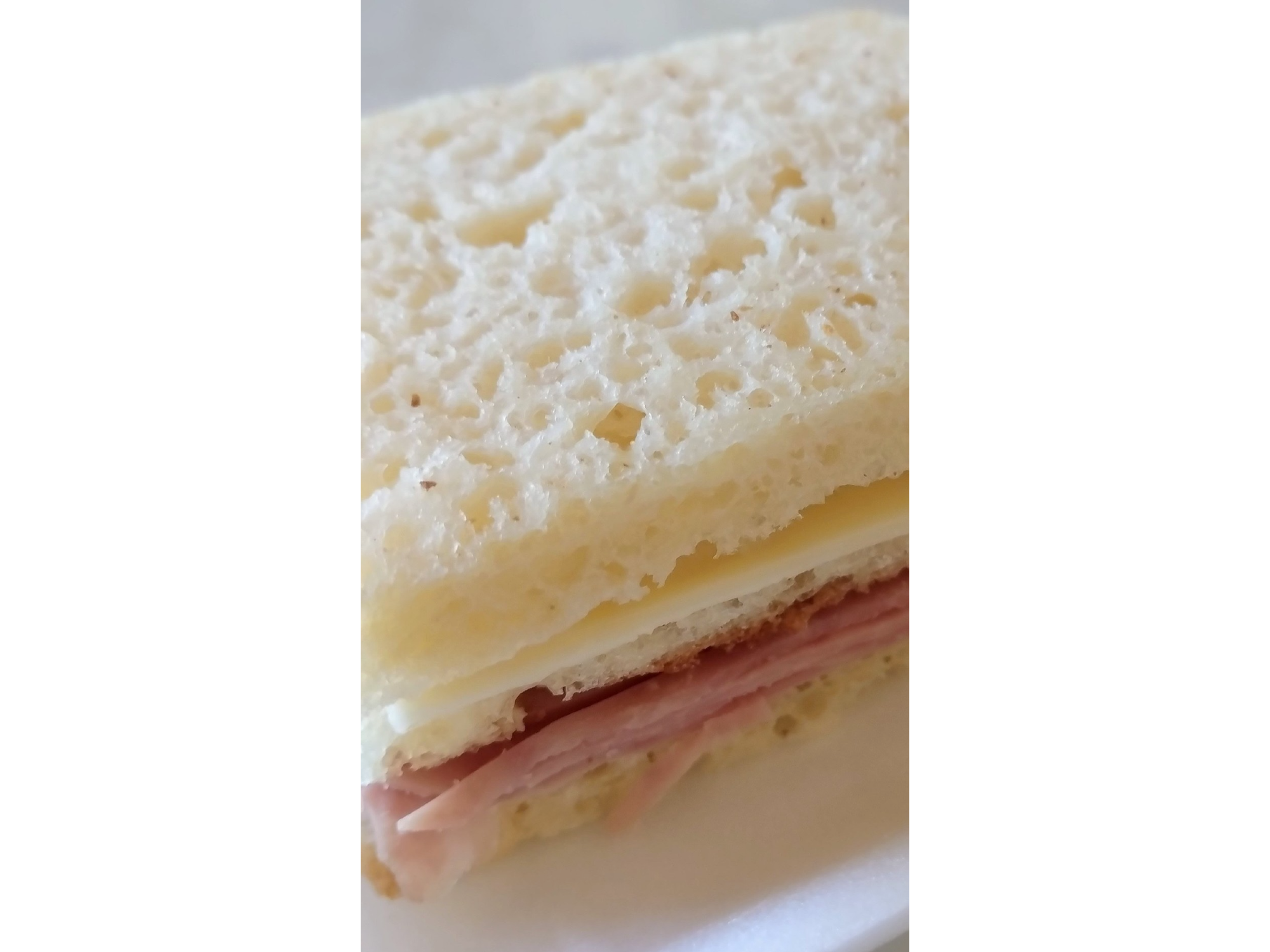 Samu. Sandwich de miga simples jamón y queso