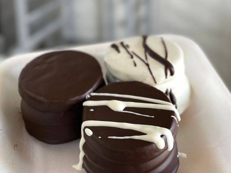 Samu. Alfajores bañados en chocolate