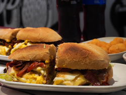 2 WTF medianos + 2 gaseosas de 500 cc