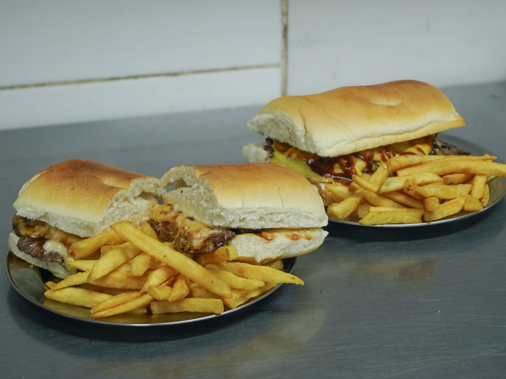 2  Lomos Piolas medianos c/papas bastón