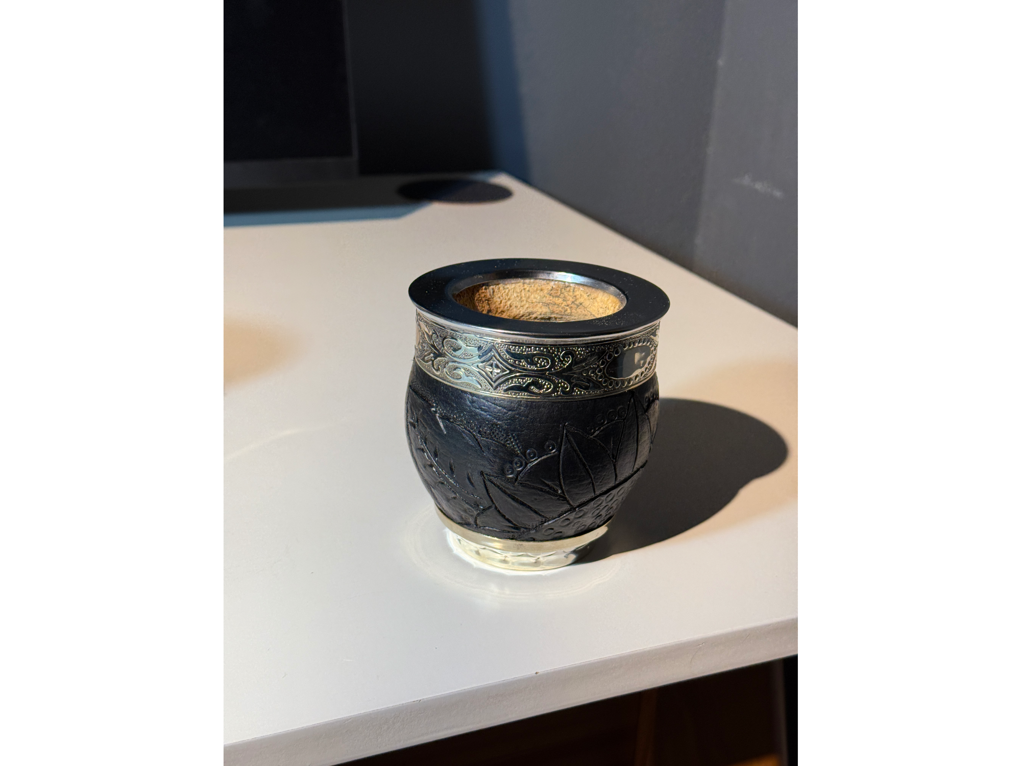 Imperial, cuero labrado, base de alpaca