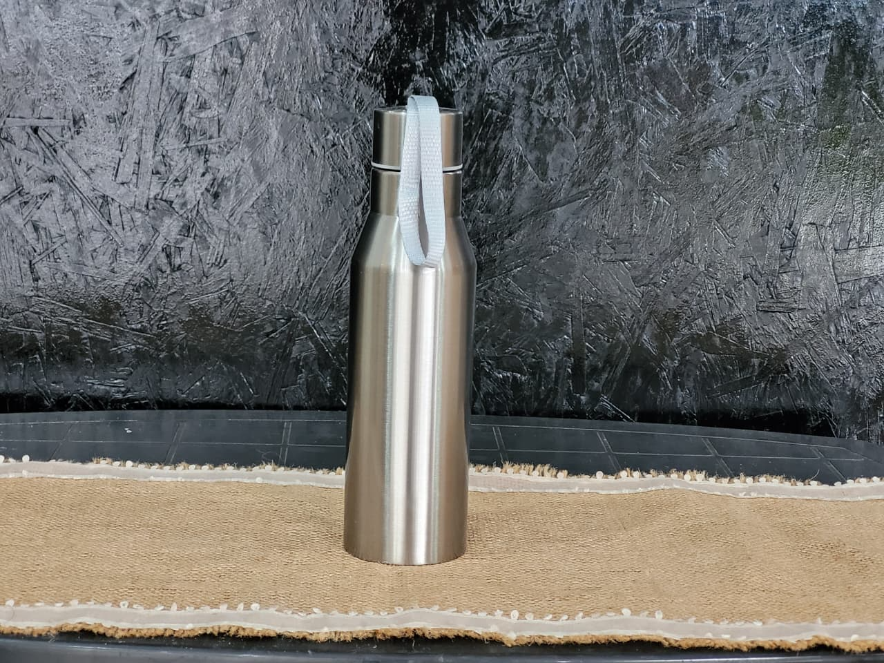 Botella gris