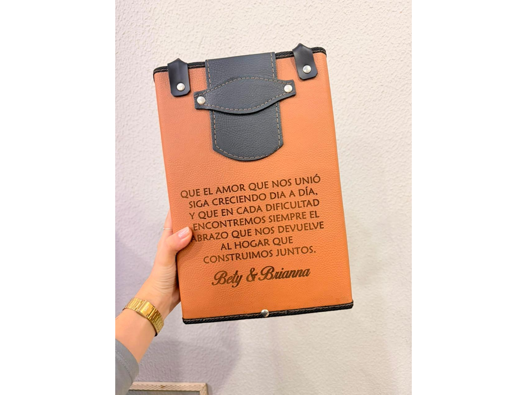 Muestra de grabado en matera cuero marron