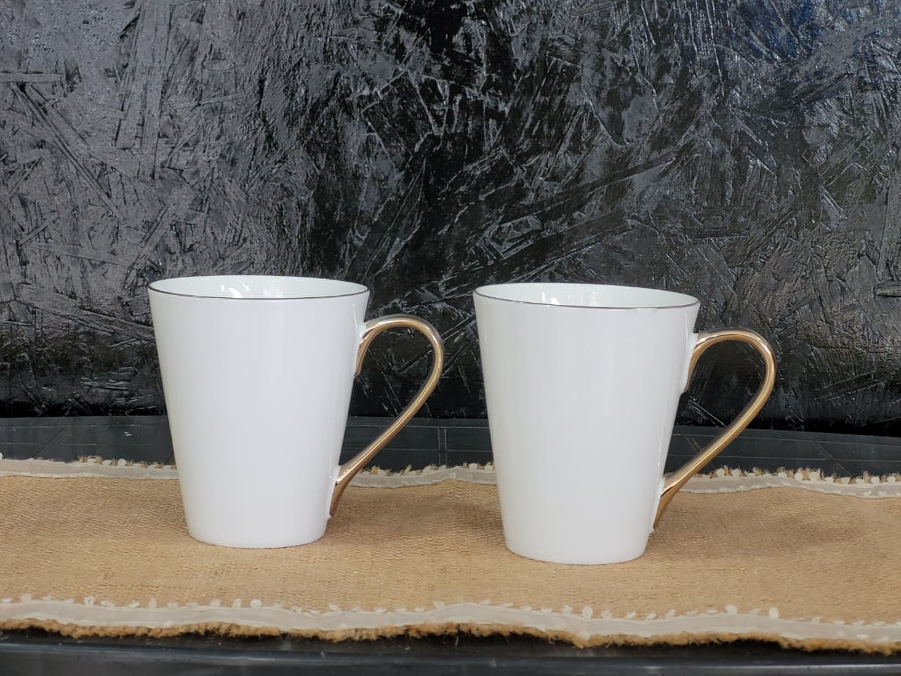 Taza con borde dorado concavo